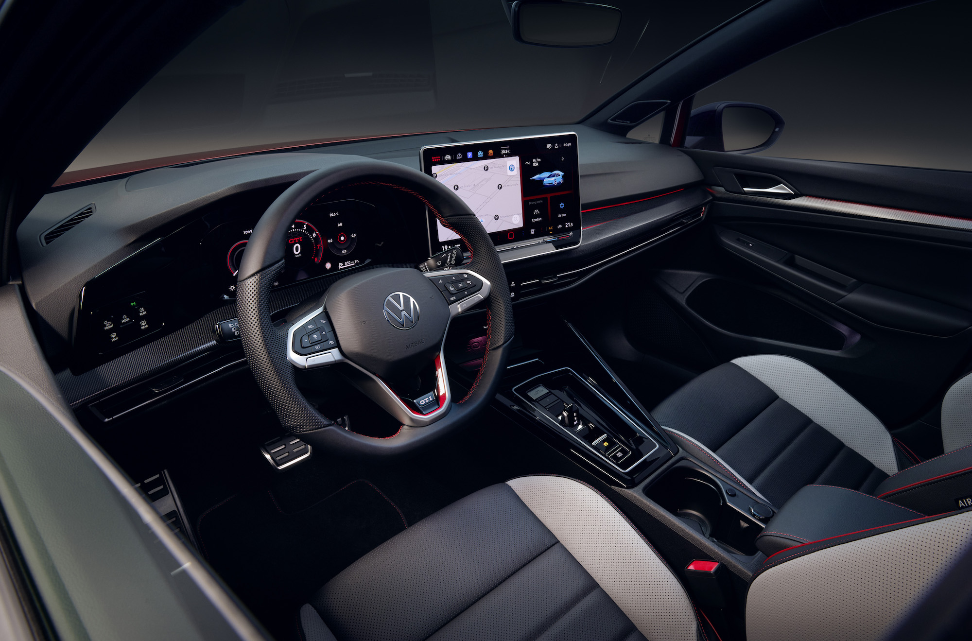 Ein Bild zeigt den Innenraum eines neuen Volkswagen Gold inklusive Lenkrad und Touchscreen.