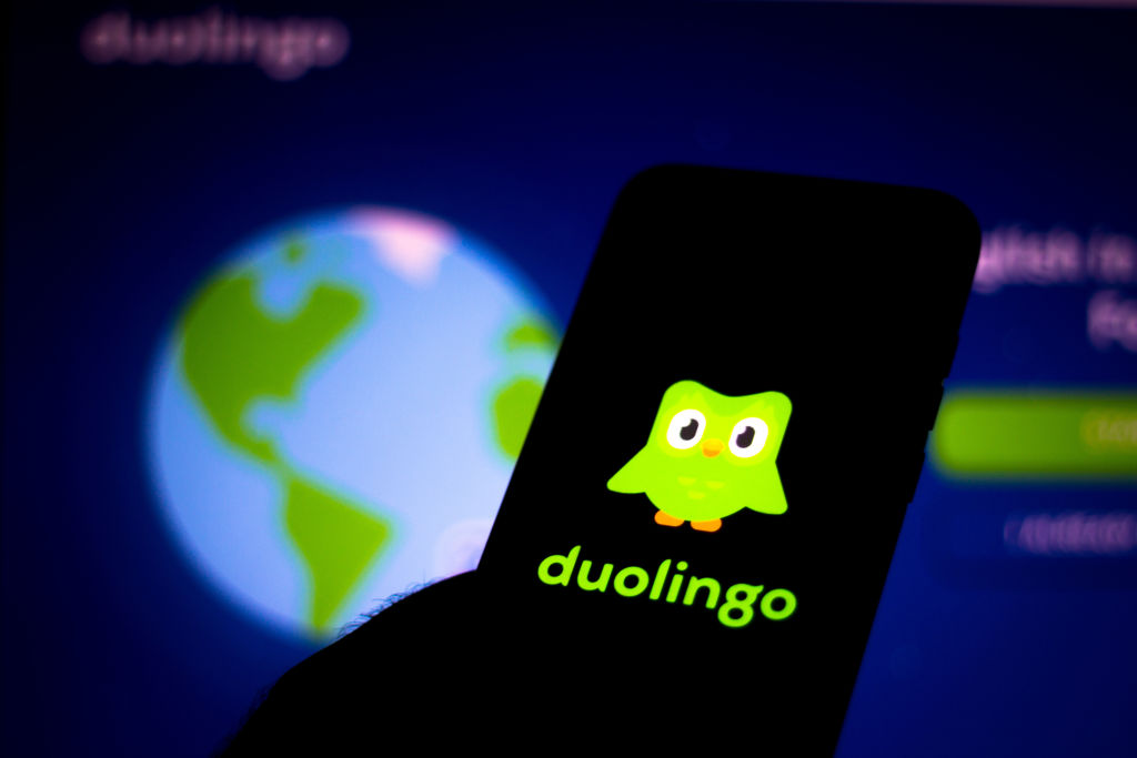 In dieser Abbildung ist das Duolingo-Logo auf einem Smartphone zu sehen.