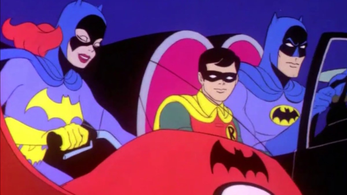 Bruce Wayne, Robin und Batgirl fahren.