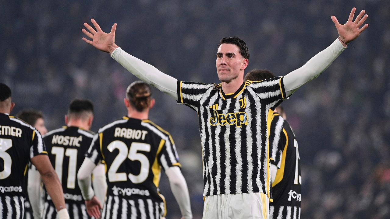 Beeld uit video: Vlahovic maakt tweede fraaie doelpunt van de avond voor Juventus