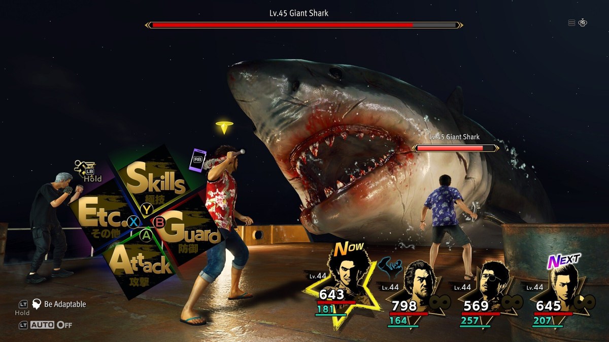 Spieler kämpfen in Like a Dragon: Infinite Wealth gegen einen Hai. 