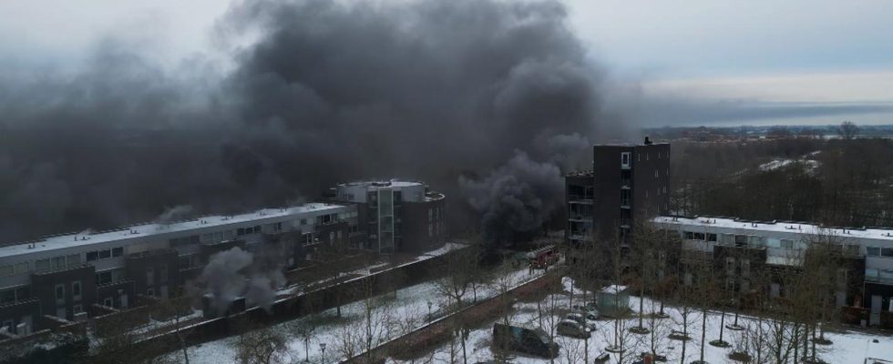 86 Wohnungen in Den Bosch wegen Grossbrand im Parkhaus evakuiert
