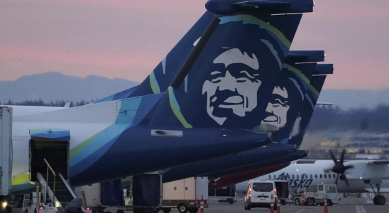 Alaska Airlines fuehrt nach einem Fenster und Rumpfschaden eine Notlandung