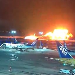 Alle 379 Insassen des brennenden Flugzeugs in Tokio evakuiert Flugzeug