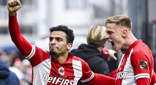 Antwerpener Spieler und Fans unterstuetzen Overmars mit Banner „Der Verein