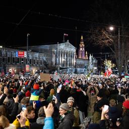 Auch in Oesterreich protestieren Zehntausende Menschen gegen die extreme Rechte