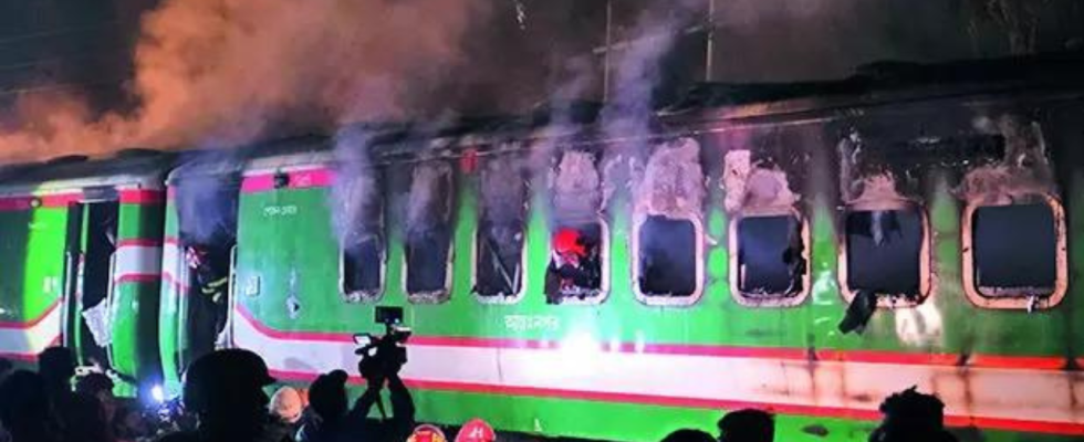 Bei mutmasslicher Brandstiftung in einem Zug in Bangladesch kommen vor