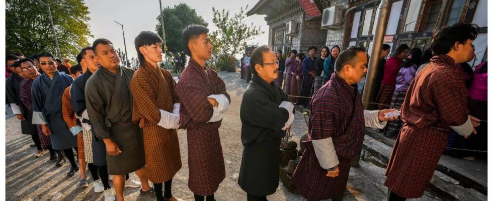 Bhutan waehlt waehrend wirtschaftliche Konflikte das „nationale Glueck beeintraechtigen