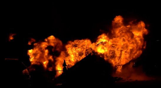 Brand bei Farbengrosshaendler in Harderwijk unter Kontrolle Gebaeude zerstoert