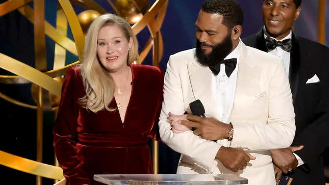Christina Applegate stiehlt allen die Show bei den 75 Emmy