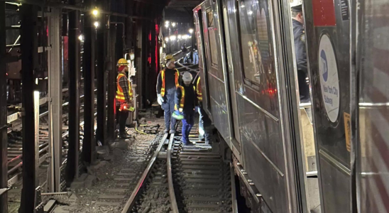 Der New Yorker U Bahn Zug entgleist bei der Kollision mit einem