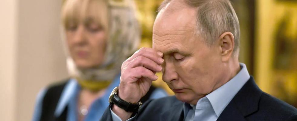Der russische Praesident Putin verspricht den Soldaten „mit Waffen in