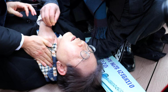 Der suedkoreanische Oppositionsfuehrer Lee Jae myung wurde bei einem Besuch in