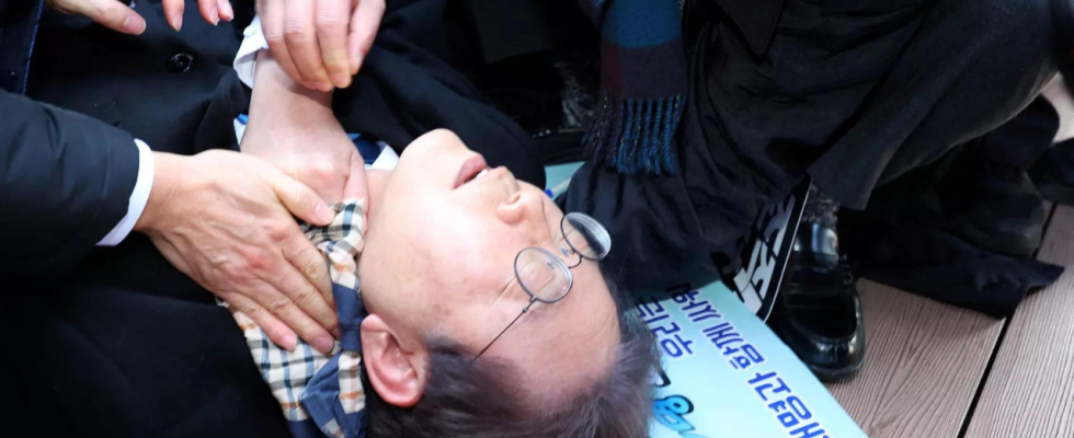 Der suedkoreanische Oppositionsfuehrer Lee Jae myung wurde bei einem Besuch in