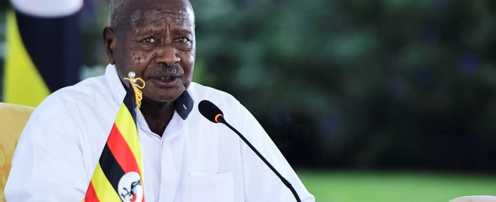 Der ugandische Praesident Yoweri Museveni lobt den Beitrag der indischen