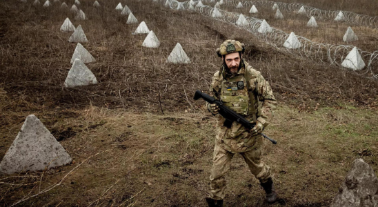 Die Ukraine baut Barrikaden und graebt Schuetzengraeben aus waehrend sich