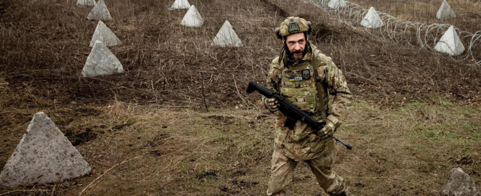 Die Ukraine baut Barrikaden und graebt Schuetzengraeben aus waehrend sich
