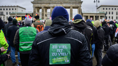Die deutsche Regierung versucht die Not der protestierenden Arbeiter herunterzuspielen