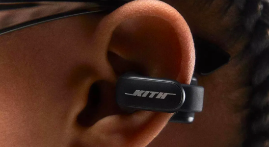 Diese Bose Ohrhoerer fuer 300 US Dollar werden an Ihren Ohren befestigt