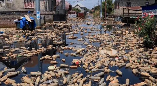 Durch Ueberschwemmungen im Kongo verwandeln sich Strassen in Fluesse