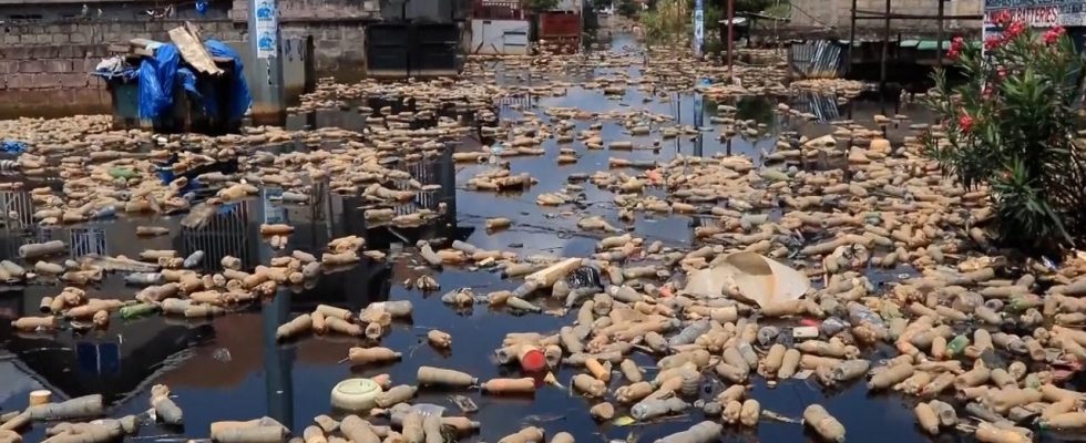 Durch Ueberschwemmungen im Kongo verwandeln sich Strassen in Fluesse