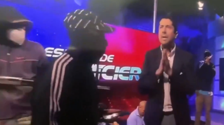 Ecuadorianisches Fernsehteam wird als Geisel genommen waehrend die Kamera laeuft