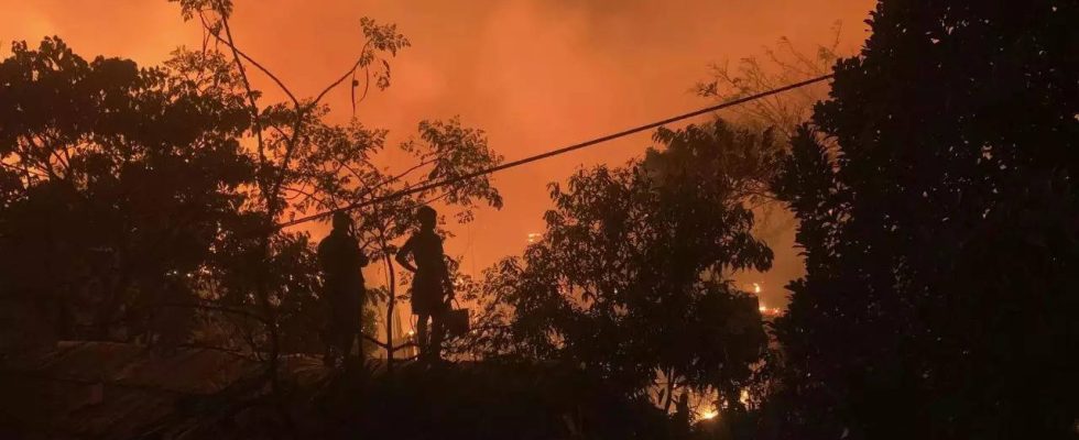 Ein Feuer in einem Rohingya Fluechtlingslager in Bangladesch zerstoert mehr als