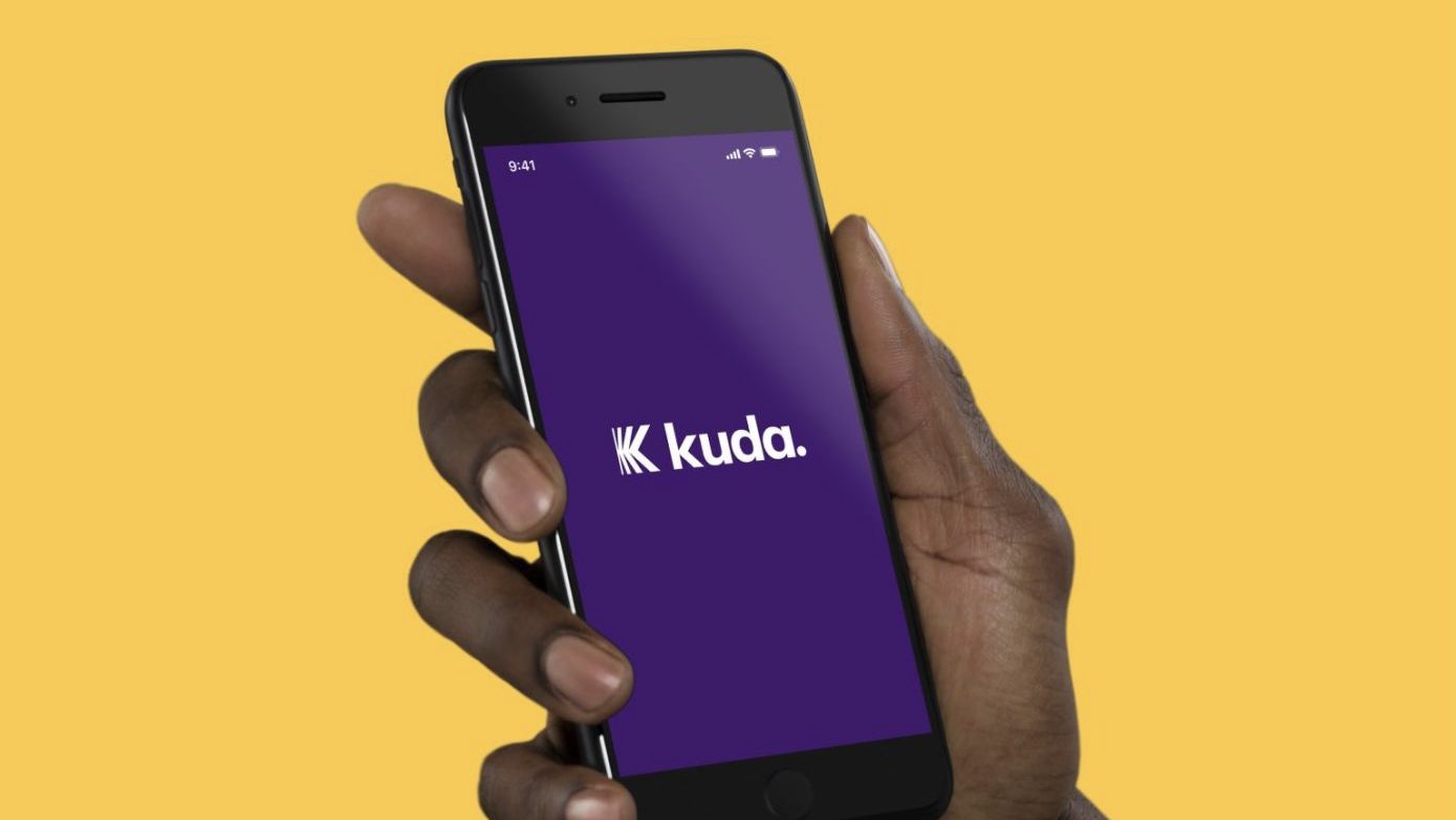 Hand hält Smartphone mit Kuda-Logo