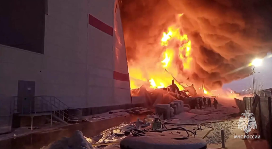 Ein riesiger Brand verwuestet ein Lagerhaus in Russland ausserhalb der