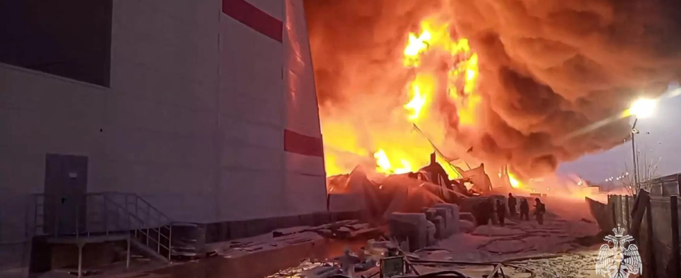 Ein riesiger Brand verwuestet ein Lagerhaus in Russland ausserhalb der
