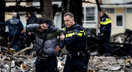 Familienangehoerige von Vermissten finden Leichenteil in ausgebranntem Rotterdamer Gebaeude