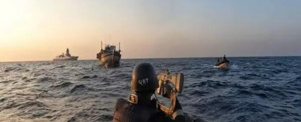 Feueraustausch zwischen Frachtschiff und Skiff im Arabischen Meer Ambrey und