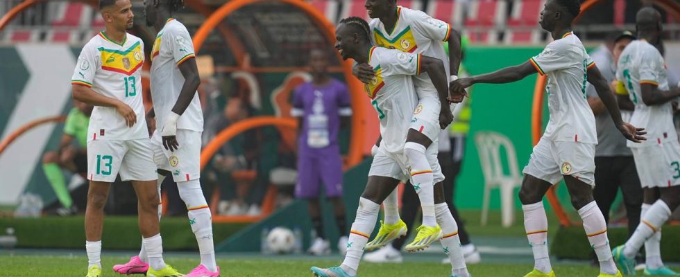Feyenoord Spieler Minteh verliert erstes Afrika Cup Spiel nach Notlandung gegen Gambia