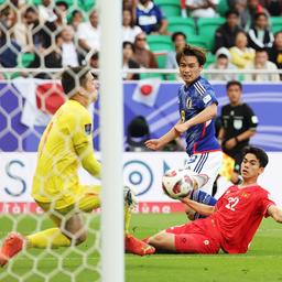 Feyenoord Stuermer Ueda traf beim ersten Sieg beim Asien Cup fuer den