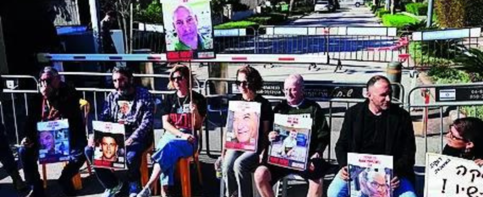 Geiselfamilien protestieren vor Netanyahus Haus