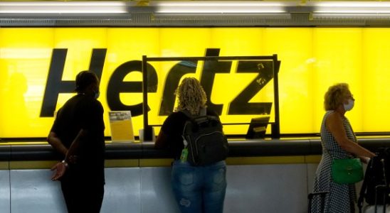 Hertz verkauft seine Elektrofahrzeuge weil es die Einfuehrung fuer Mitfahrgelegenheiten