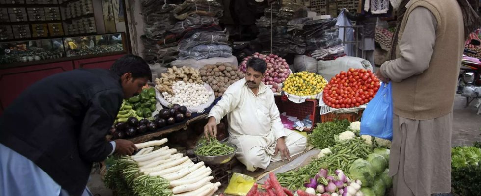 Im von der Inflation betroffenen Pakistan steigen die Eierpreise in