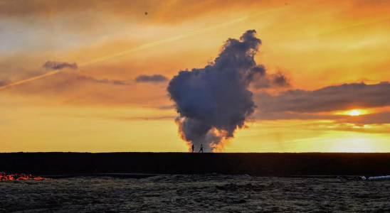 In Island bricht ein Vulkan aus und gefaehrdet das Fischerdorf