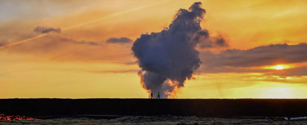 In Island bricht ein Vulkan aus und gefaehrdet das Fischerdorf