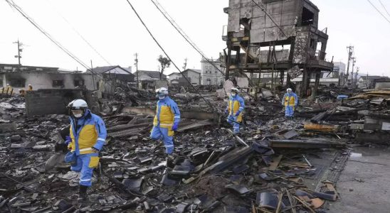 Japanische Doerfer warten nach Erdbeben auf Hilfe