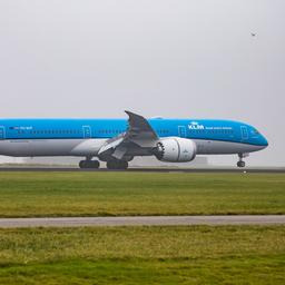 KLM Flugzeug auf dem Weg nach Amsterdam ist beim Rollen in