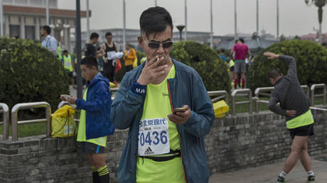 Kettenrauchender Marathonlaeufer disqualifiziert – World