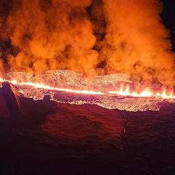 Lava fliesst in Richtung islaendisches Dorf nachdem in der Naehe