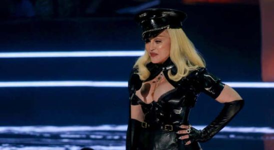 Madonna wird von Fans verklagt weil sie zu spaet mit