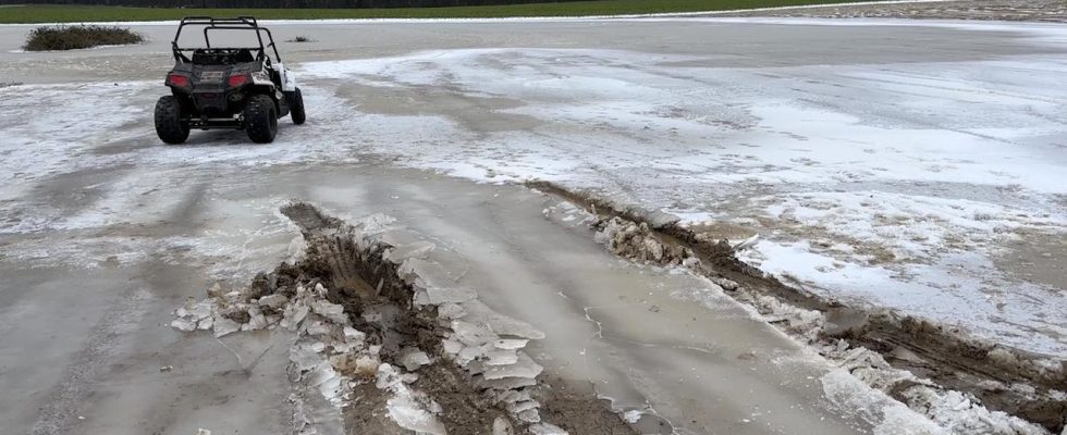 Maedchen 9 das in Landgraaf mit ihrem Quad durchs Eis