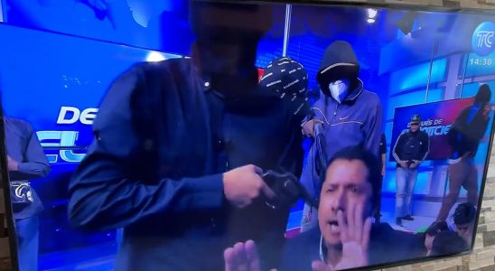 Maskierte Maenner kapern Fernsehuebertragung in Ecuador Praesident spricht von Buergerkrieg