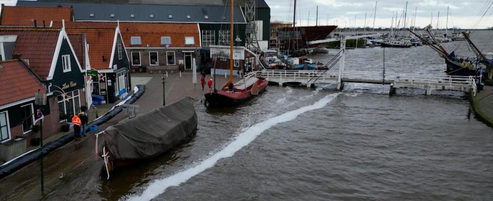 Neuer Hochwassergipfel im Markermeer naehert sich aufgrund starker Winde
