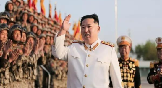 Nordkoreas Machthaber Kim Jong Un ueberwacht den Testabschuss von U Boot gestarteten