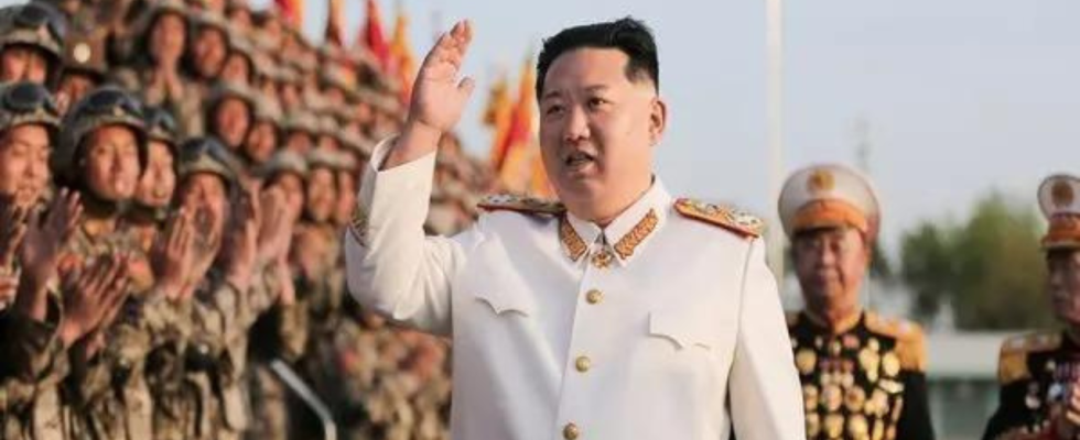 Nordkoreas Machthaber Kim Jong Un ueberwacht den Testabschuss von U Boot gestarteten