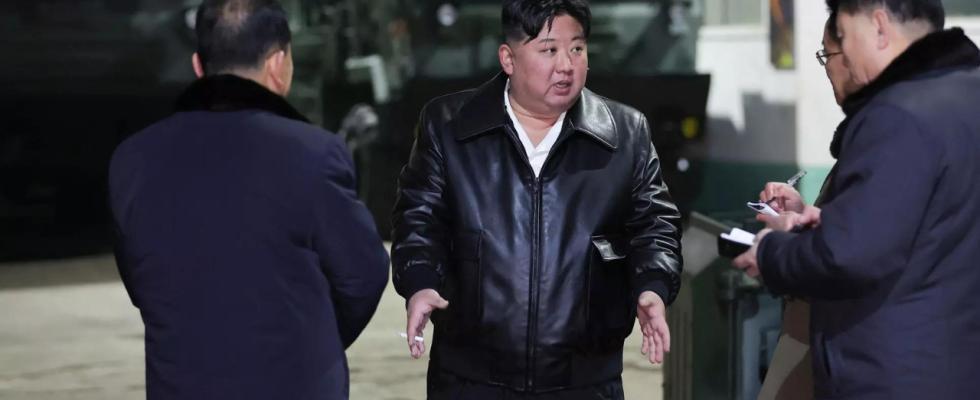 Nordkoreas Machthaber Kim besucht Waffenfabriken und kritisiert den Handel mit
